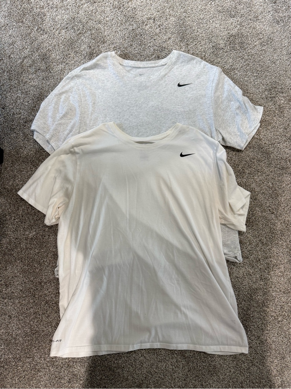 2 men’s XXL Nike tees white & gray
